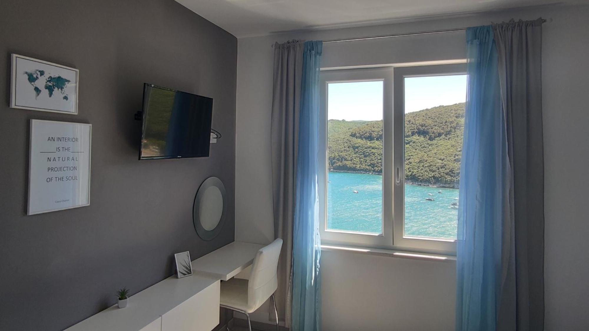 Apartment Noemi With A Direct Beach View Рабац Стая снимка