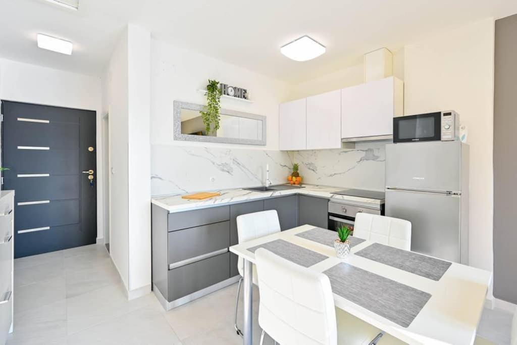 Apartment Noemi With A Direct Beach View Рабац Екстериор снимка