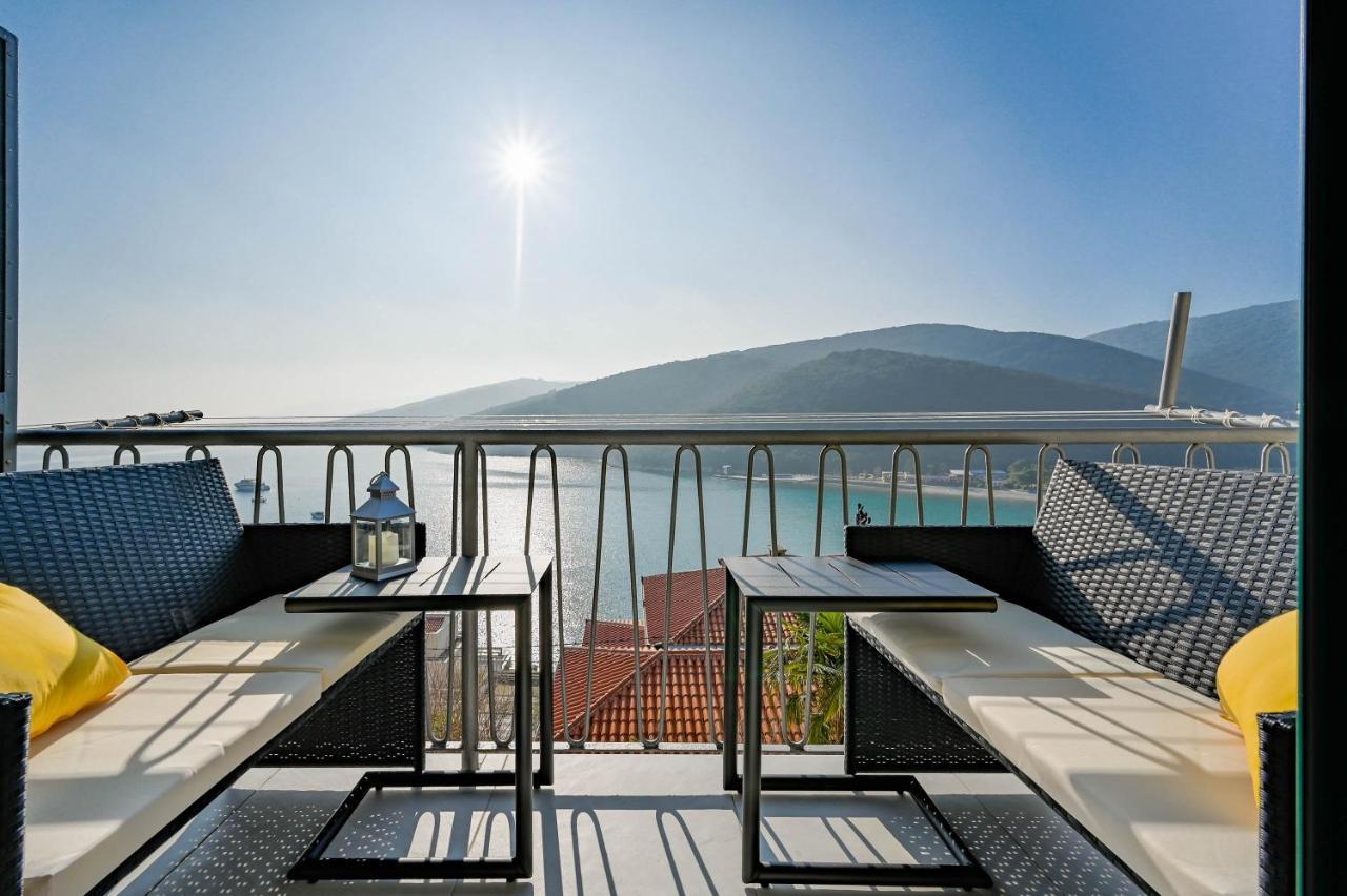 Apartment Noemi With A Direct Beach View Рабац Екстериор снимка