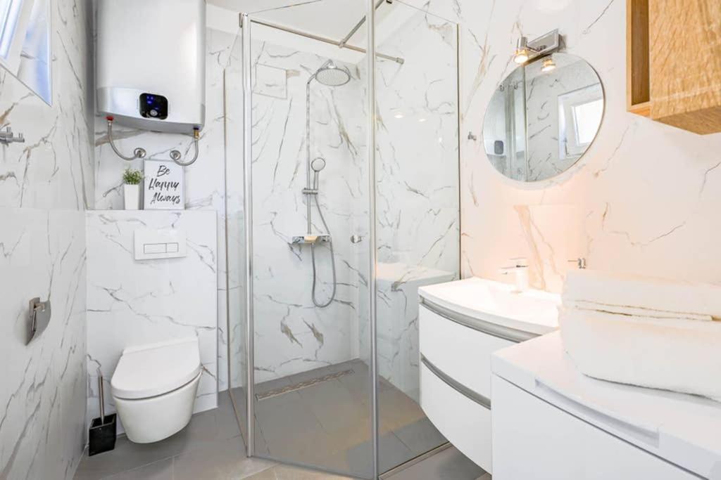 Apartment Noemi With A Direct Beach View Рабац Екстериор снимка