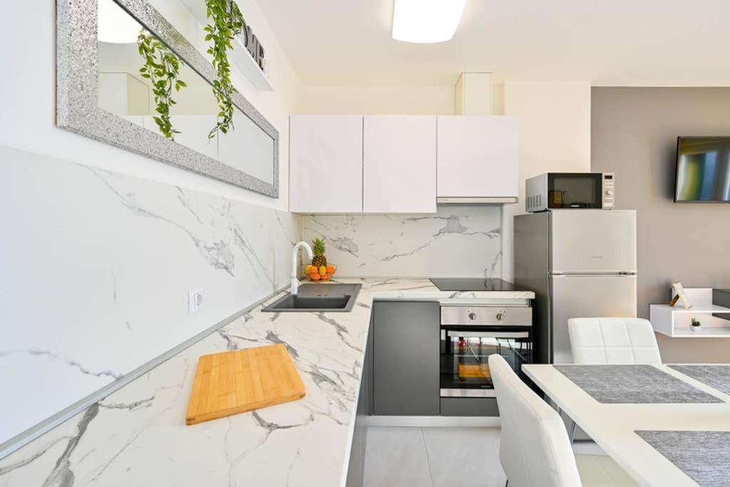 Apartment Noemi With A Direct Beach View Рабац Екстериор снимка