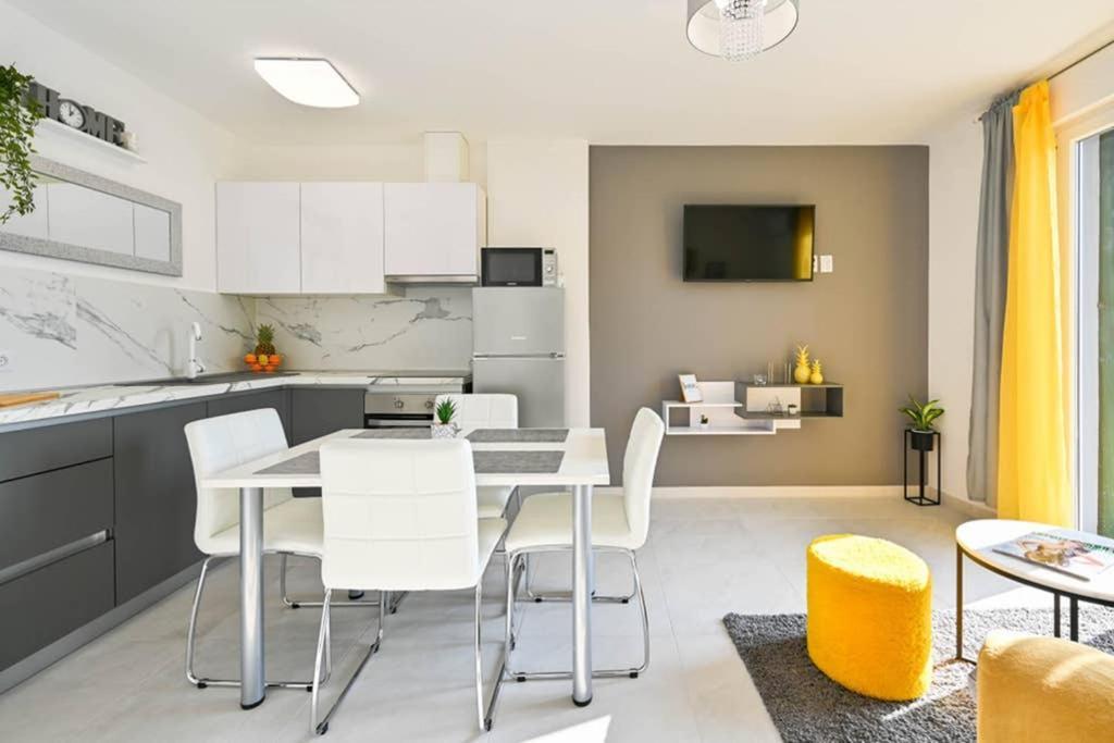 Apartment Noemi With A Direct Beach View Рабац Екстериор снимка