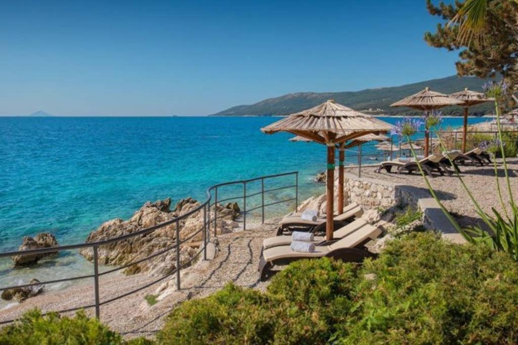 Apartment Noemi With A Direct Beach View Рабац Екстериор снимка