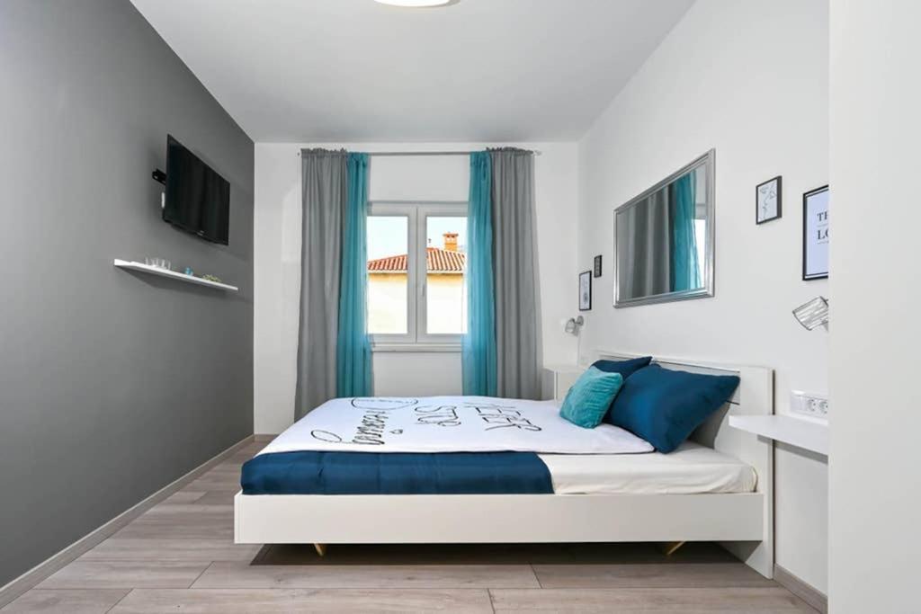 Apartment Noemi With A Direct Beach View Рабац Екстериор снимка