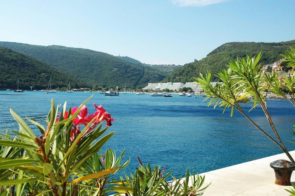 Apartment Noemi With A Direct Beach View Рабац Екстериор снимка