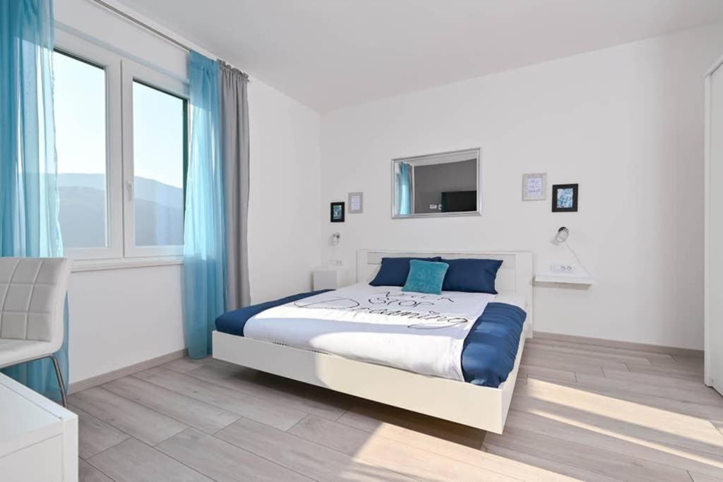 Apartment Noemi With A Direct Beach View Рабац Екстериор снимка